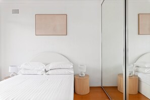 2 عدّة غرف نوم ومساحة عمل للكمبيوتر المحمول ومكواة/لوح كي وملاءات أسرّة