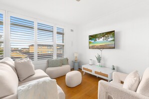 Living area - Bright 2-bed Flat With Balcony in Vaucluse (Sydney)