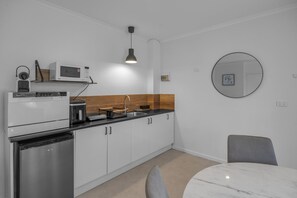 Apartment | Private kitchen - Central 1-bed Adelaide Apartment With Balcony (Adelaide)