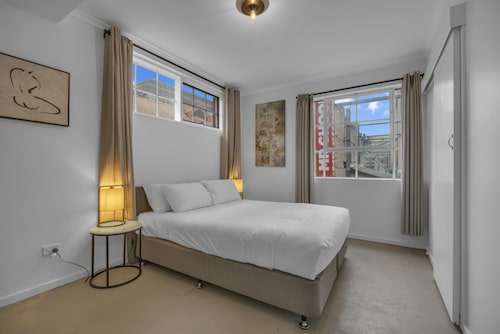 Central 1-bed Adelaide Apartment With Balcony