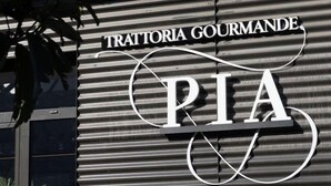 A sign with 'TRATTORIA GOURMANDE' and 'PIA' on a corrugated metal wall. - ibis budget Montauban Les Chaumes (Montauban)