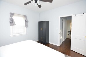2 bedrooms, iron/ironing board, WiFi, bed sheets - Cozy Beds w/ Parking & Laundry Near RU/RWJ/Train (Highland Park)