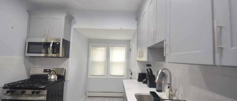 Réfrigérateur, four à micro-ondes, un four, surface de cuisson