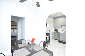 Dining - Cozy Beds w/ Parking & Laundry Near RU/RWJ/Train (Highland Park)