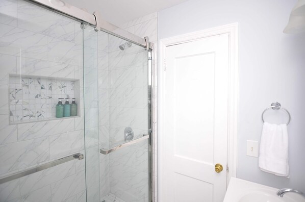 Shower, hair dryer, towels - Cozy Beds w/ Parking & Laundry Near RU/RWJ/Train (Highland Park)