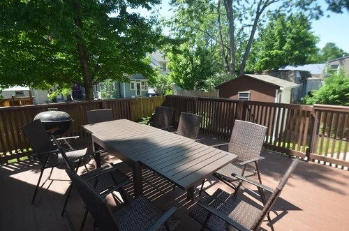 Cozy Beds w/ Parking & Laundry Near RU/RWJ/Train