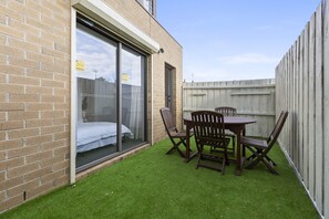 Outdoor dining - Spacious Corio Townhouse Near Ferry & Waterfront (Geelong)