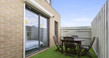 Spacious Corio Townhouse Near Ferry & Waterfront
