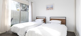 Spacious Corio Townhouse Near Ferry & Waterfront