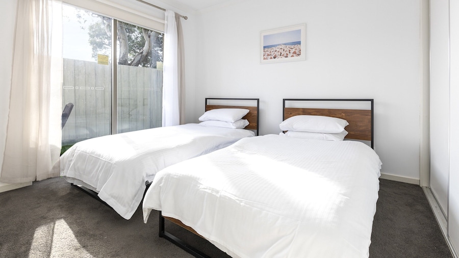 Spacious Corio Townhouse Near Ferry & Waterfront