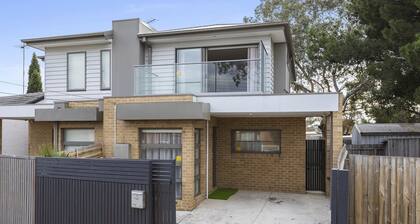 Spacious Corio Townhouse Near Ferry & Waterfront
