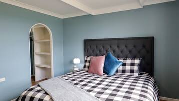 Apartment | 4 bilik tidur, seterika/papan seterika, cadar katil