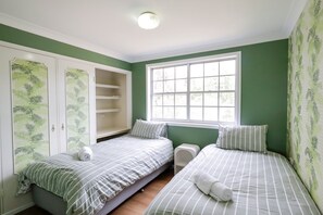 4 habitaciones, tabla de planchar con plancha y ropa de cama 