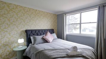 4 bedrooms, iron/ironing board, bed sheets