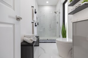 Een douche, een haardroger, handdoeken, zeep