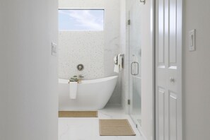 Douche, sèche-cheveux, serviettes fournies, savon