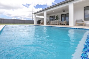 Utendørsbasseng og et oppvarmet basseng