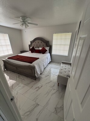 3 عدّة غرف نوم وواي فاي وملاءات أسرّة