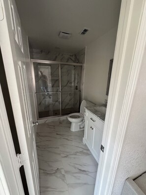 مناشف، صابون، ورق حمّام