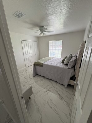 3 عدّة غرف نوم وواي فاي وملاءات أسرّة