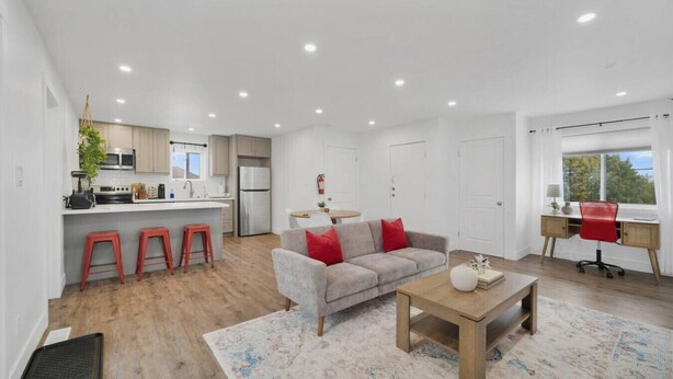 Eine moderne Wohnung mit Küche, Wohnzimmer und Essbereich.