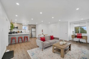 Eine moderne Wohnung mit Küche, Wohnzimmer und Essbereich.