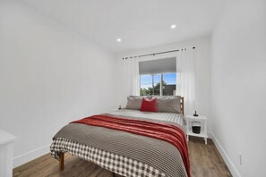 2 bedrooms, desk, WiFi, bed sheets