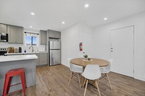 Réfrigérateur, four à micro-ondes, un four, surface de cuisson