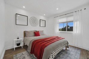 2 bedrooms, desk, WiFi, bed sheets