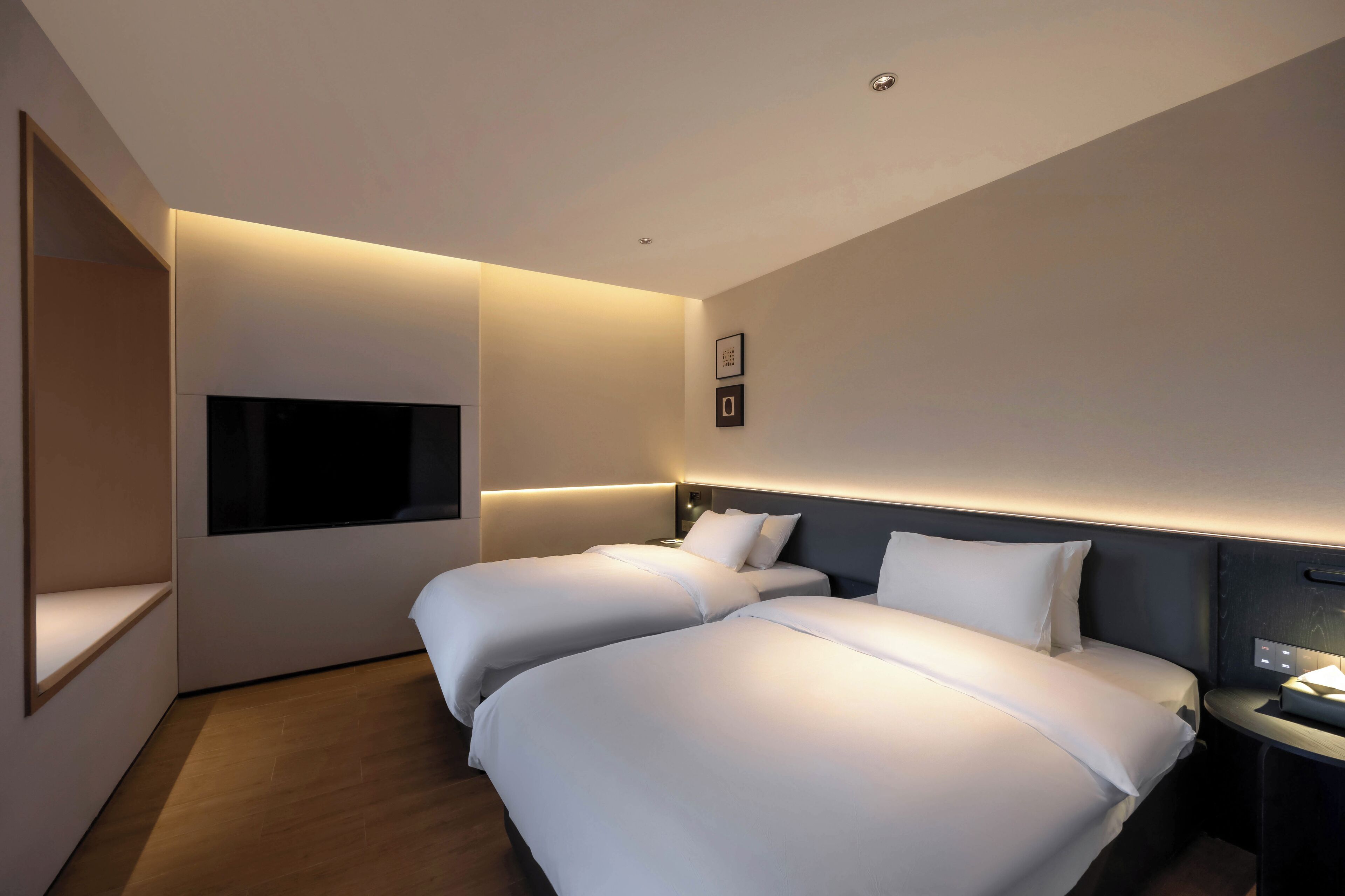 Laptop workspace, free WiFi