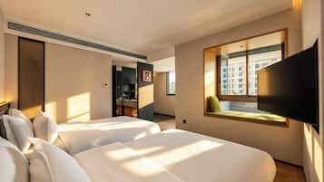 Habitación superior con 2 camas individuales, no fumadores, vistas a la ciudad | Espacio para trabajar con un portátil y sistema de insonorización