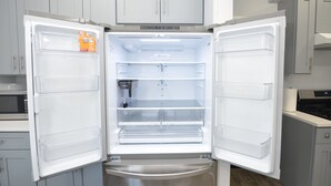Une cuisine moderne équipée d’un réfrigérateur, d’un four à micro-ondes et d’une cuisinière encastrés.