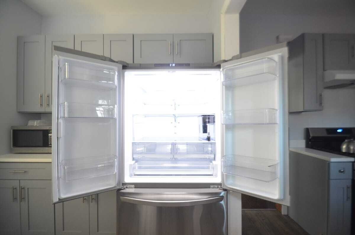 Kylskåp, mikrovågsugn, ugn och spishäll