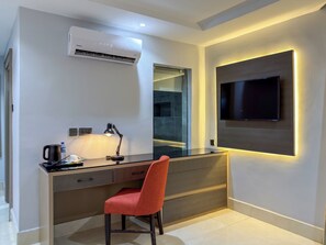 Minibar, desk, laptop workspace, soundproofing - Villa Park Hotel Abuja (Abuja)