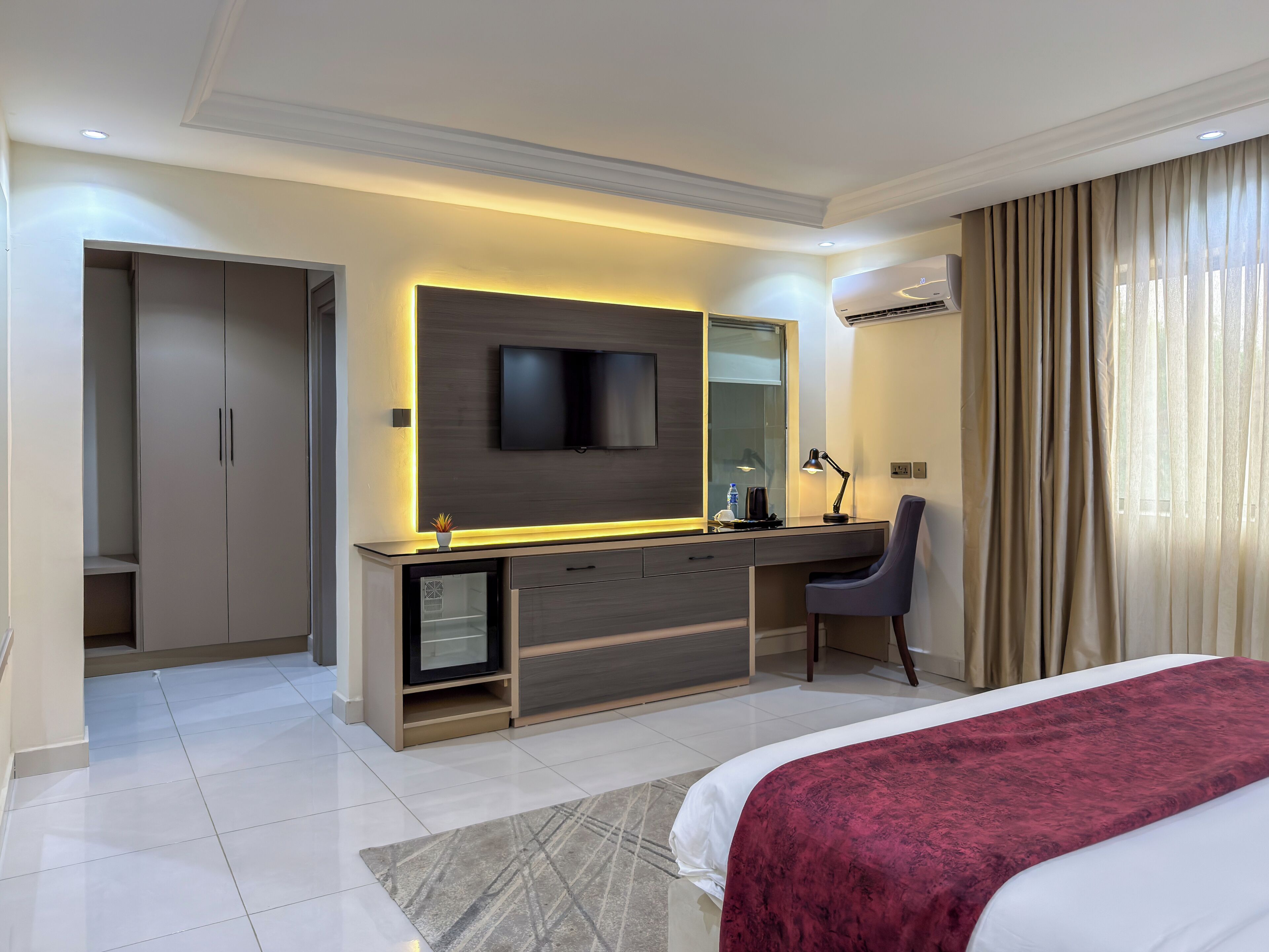 Classic Room | Minibar, desk, laptop workspace, soundproofing