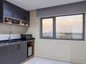Suite Deluks | Dapur pribadi | Lemari es kecil dan ketel listrik