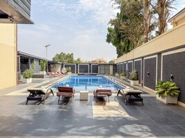 Una piscina al aire libre