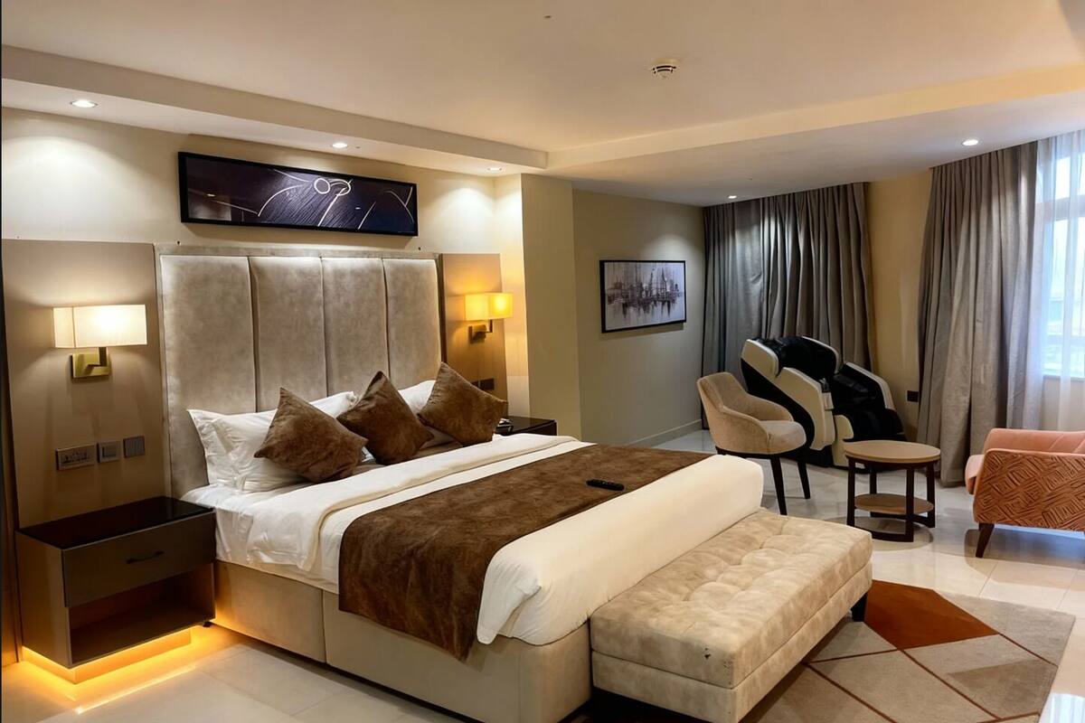 Deluxe-sviitti | Työpöytä, kannettavalle tietokoneelle sopiva työtila, ilmainen Wi-Fi