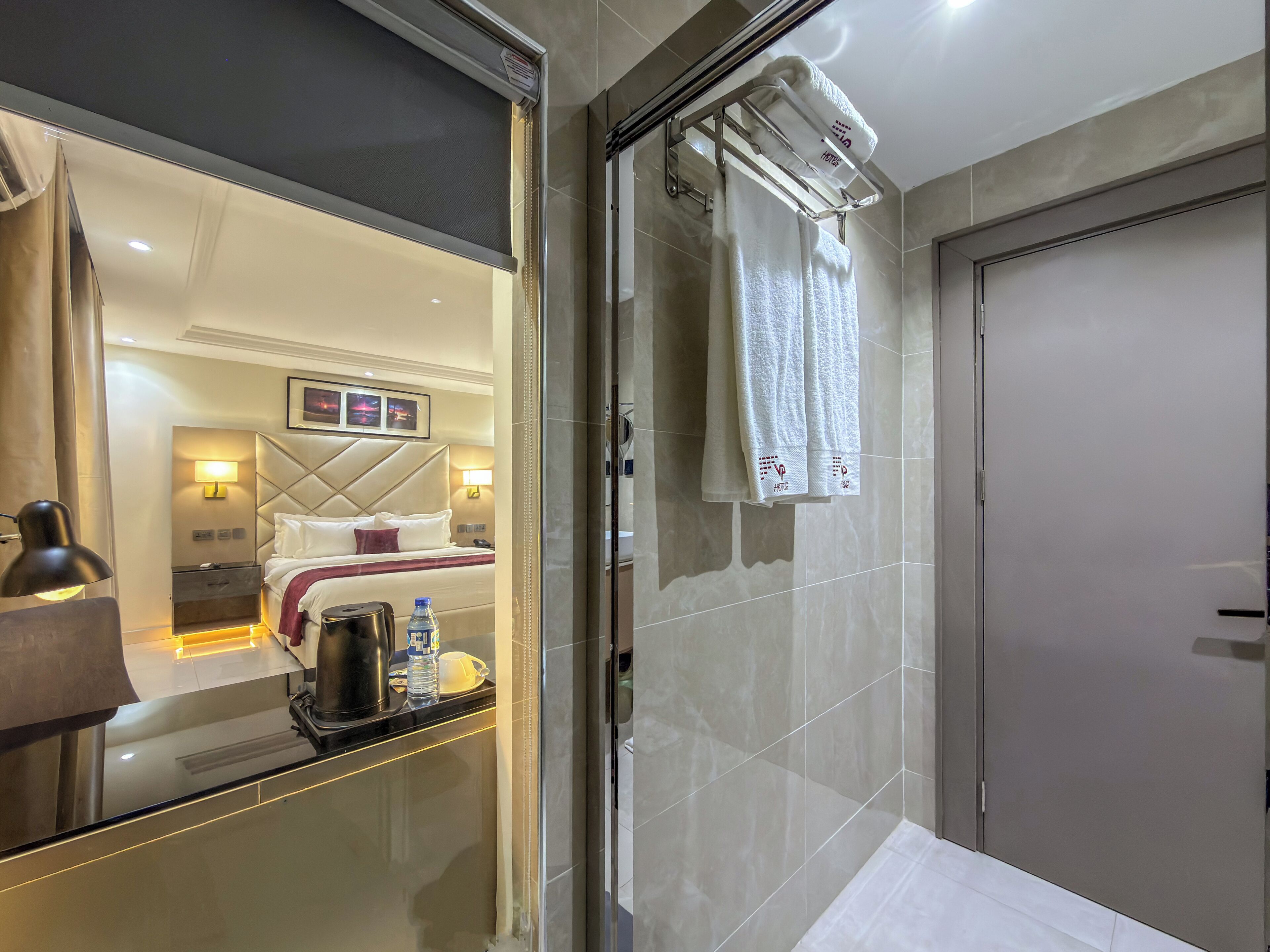 Klassieke kamer | Badkamer | Een douche, gratis toiletartikelen, een haardroger, handdoeken