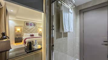 Classic Room | Bathroom | Shower, free toiletries, hair dryer, towels