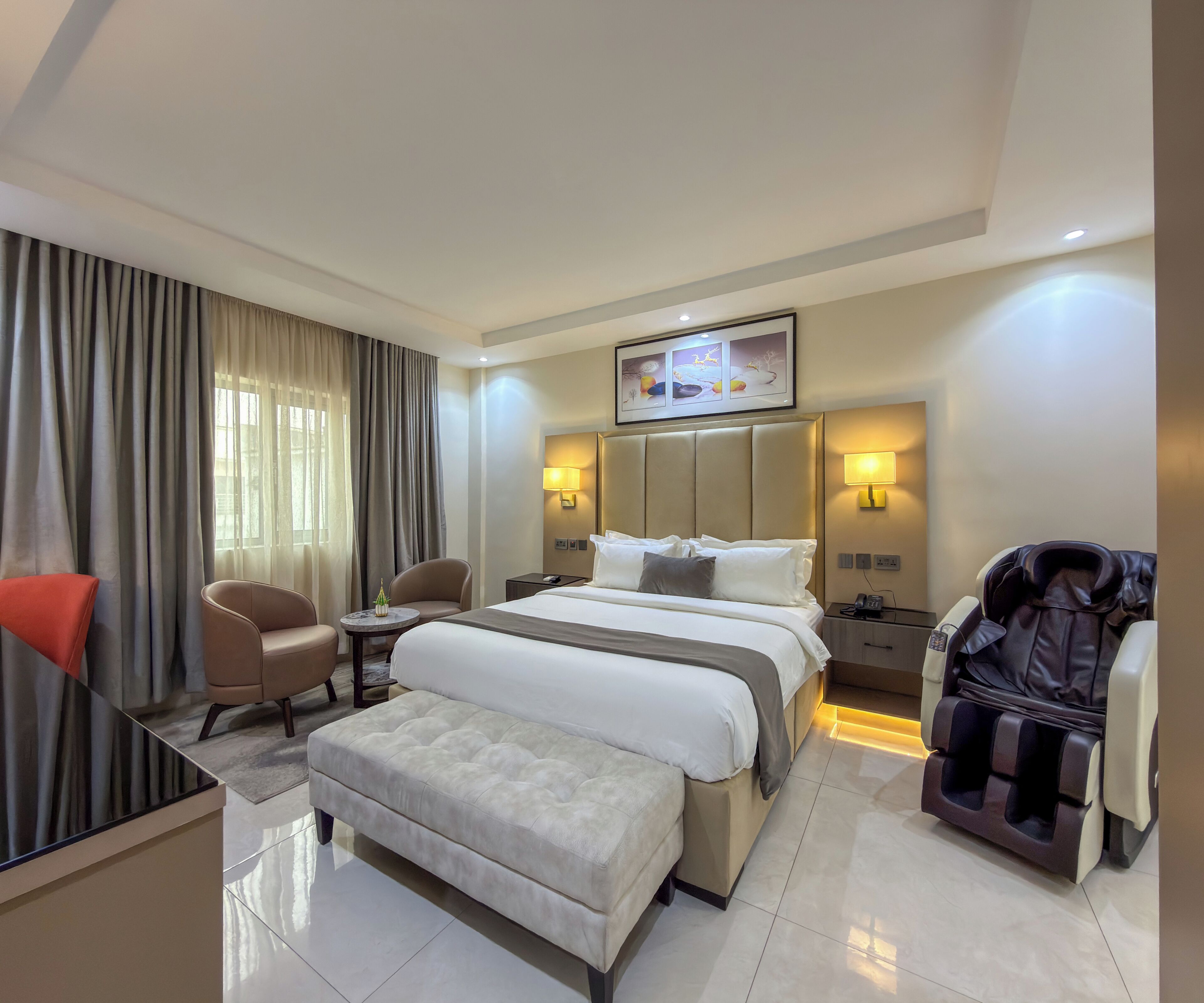 Executive Suite | Desk, laptop workspace, soundproofing, free WiFi
