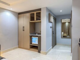 Minibar, escritorio y espacio para trabajar con laptop 