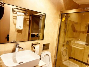 Deluxe-sviitti | Kylpyhuone | Suihku, ilmaiset hygieniatuotteet, hiustenkuivaaja, pyyhkeet