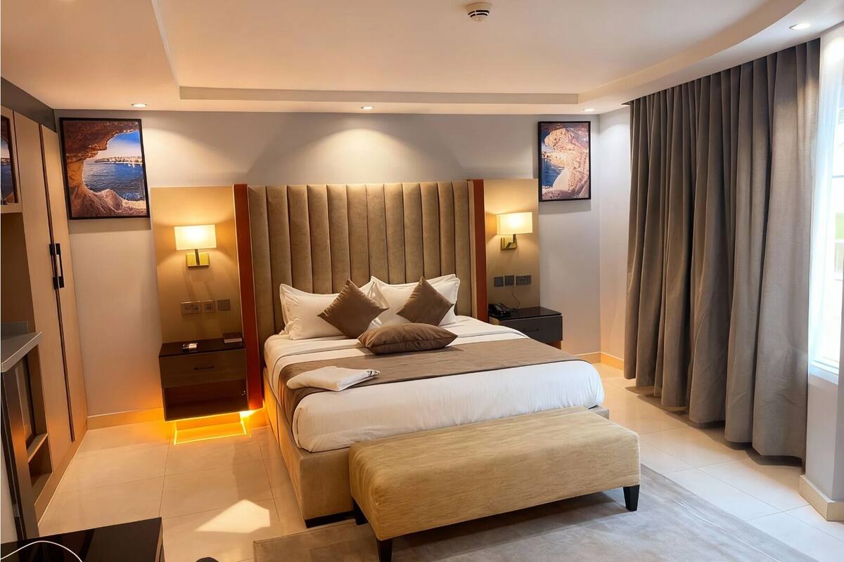 Deluxe-huone | Työpöytä, kannettavalle tietokoneelle sopiva työtila, ilmainen Wi-Fi