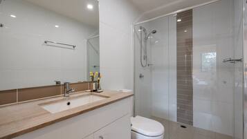 Apartment | Bathroom | Towels, soap