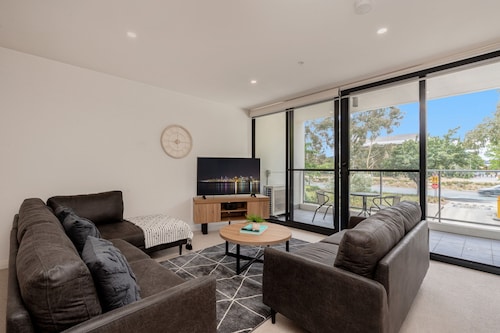 Bright 2-bed Flat Near City Amenities