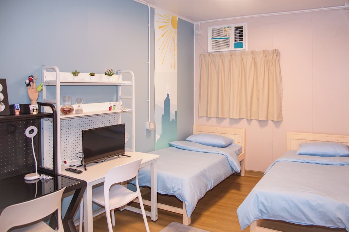 Habitación cuádruple Confort, vista a la ciudad | Ropa de cama hipoalergénica y escritorio