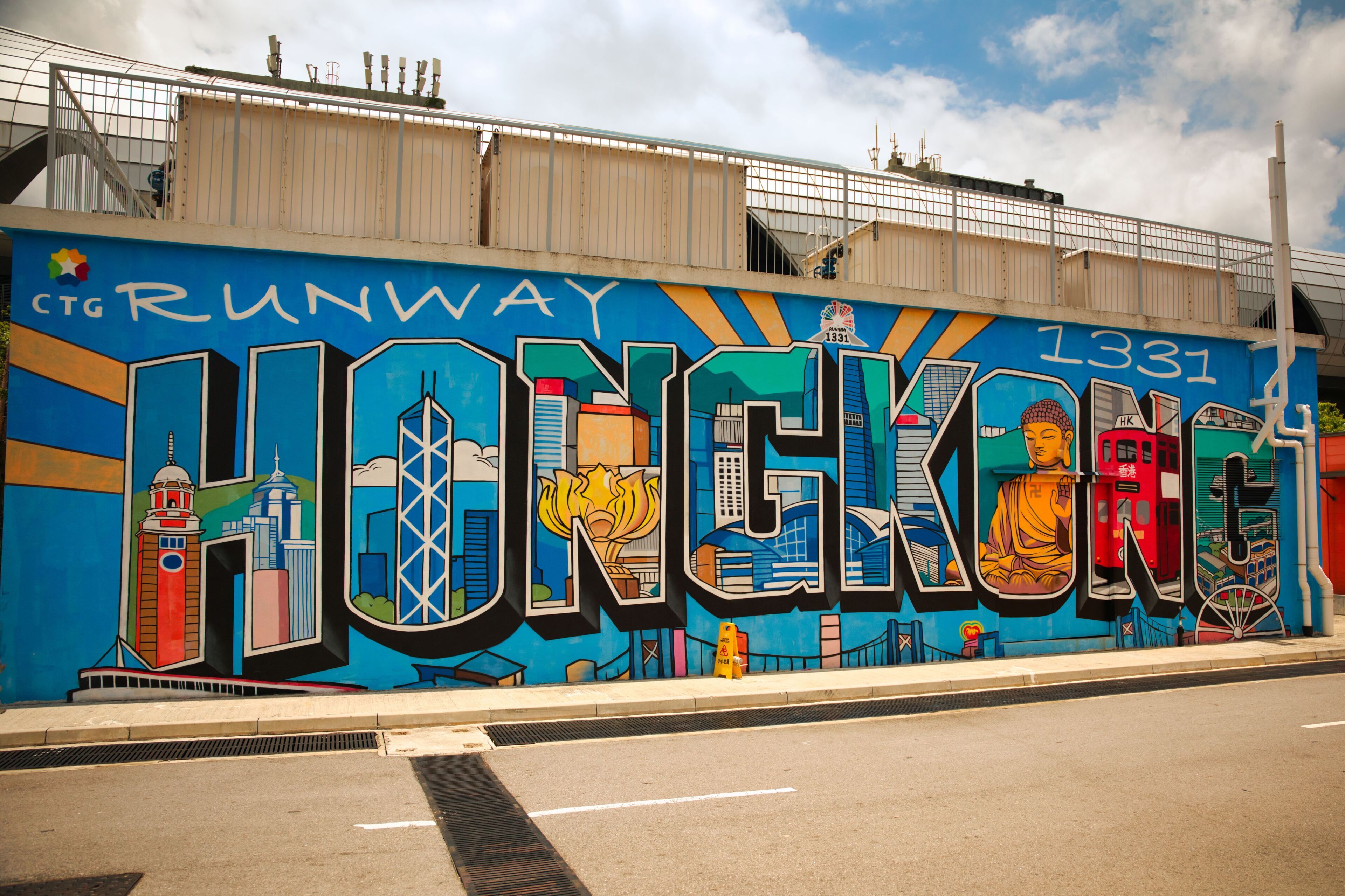 Un mural con la palabra 'HONGKONG' y 'CTG RUNWAY' en un puente.