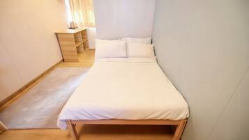 Kahden hengen standard-huone, kaupunkinäköala | Allergiatestatut vuodevaatteet, työpöytä