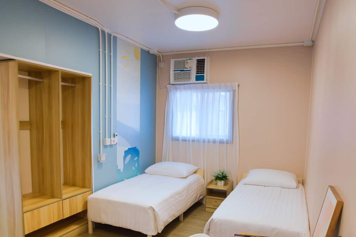 Twin Studio | Desk, blackout curtains, free WiFi, bed sheets
